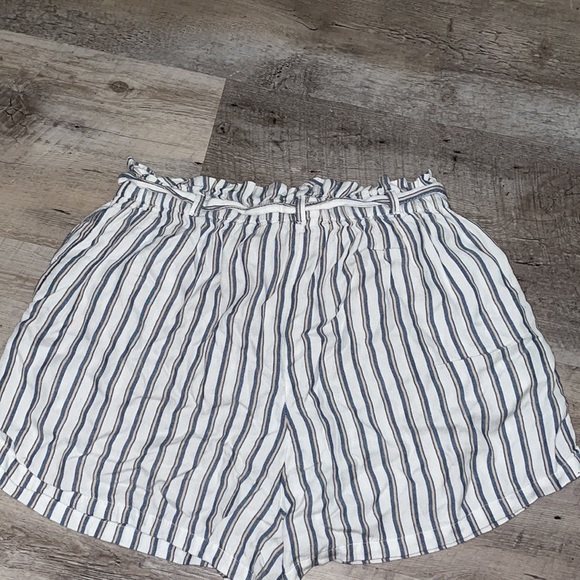 Hollister size M shorts with waist belt - Picture 3 of 3